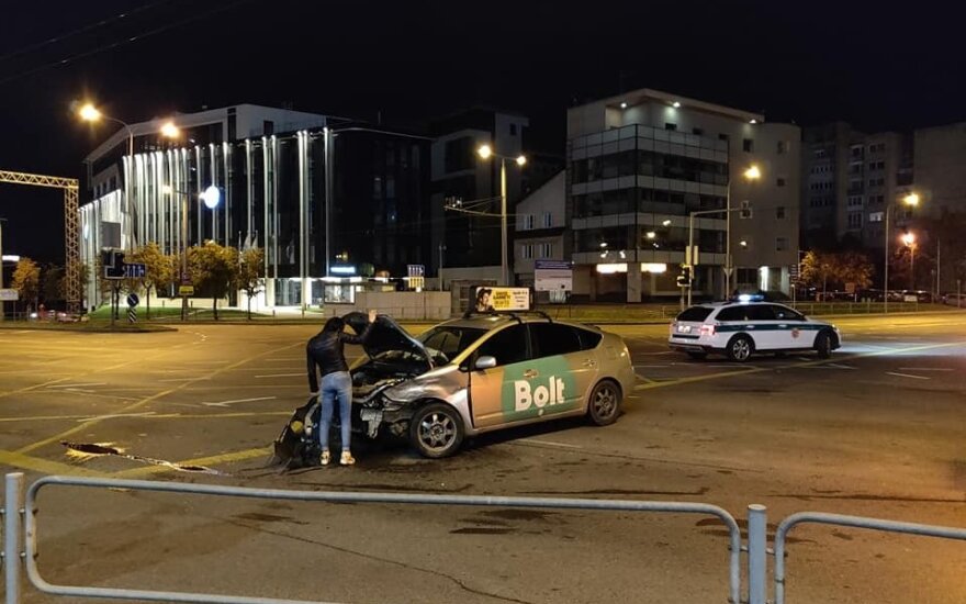 Vilniuje girtutėlis „Toyota“ vairuotojas sukėlė avariją, nulaužė šviesoforo stulpą ir bandė šalintis