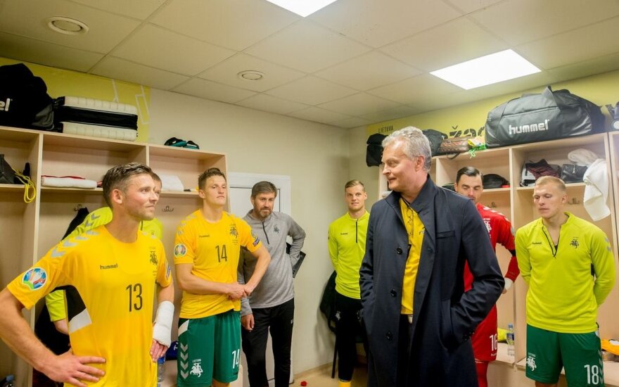 Į rinktinės rūbinę užsukęs Nausėda: norisi tikėti, kad Lietuvos futbolas atgims