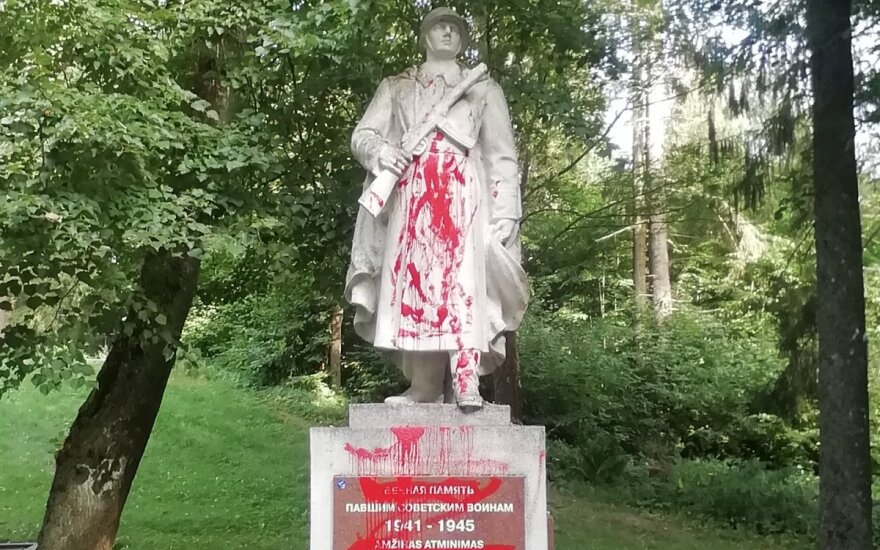 Kelmės rajone kraujo spalvos dažais apipiltas paminklas sovietų kariams