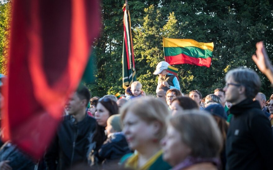 Tautišką giesmę kartu su visa Lietuva giedojo garsiausi šalies atlikėjai