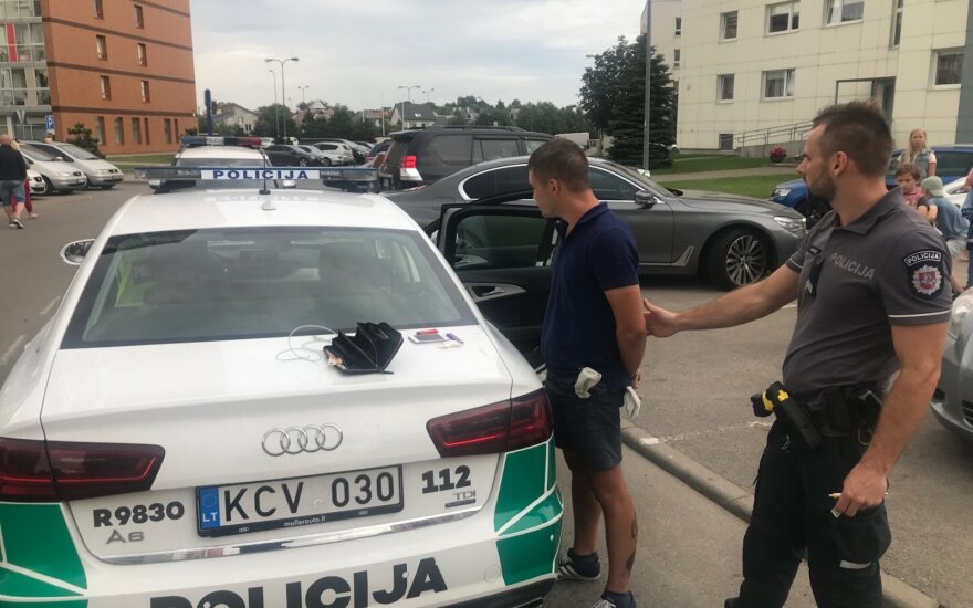 Girtas BMW vairuotojas per Klaipėdą lėkė didžiuliu greičiu, o persekiojamas ėmė mėtyti narkotikus