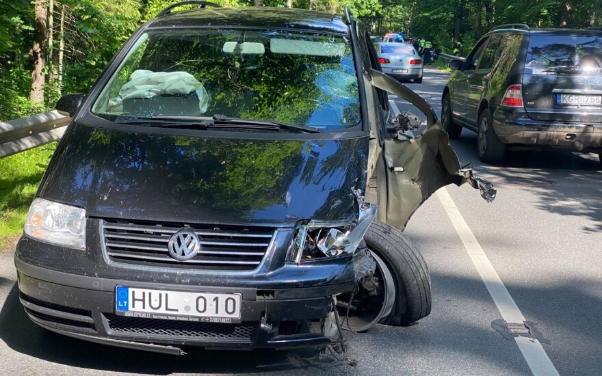 Vilniuje girto vyro vairuojamas automobilis susidūrė su motociklu