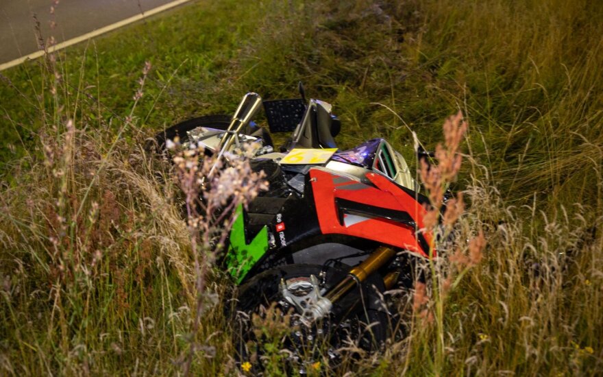  motociklininkas užmušė į kelią išėjusį pėsčiąjį, vairuotojo būklė sunki