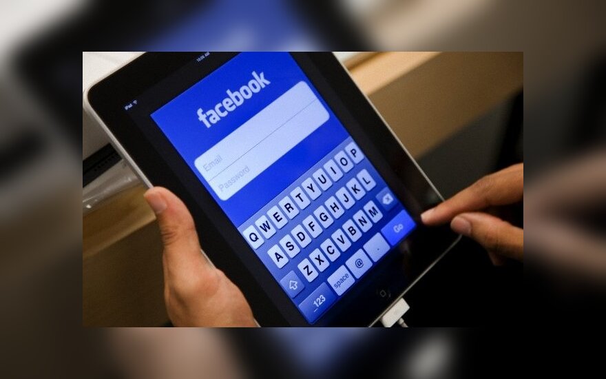Skaitytoja gėdino netikrų įžymybių anketų „Facebook“ kūrėjus