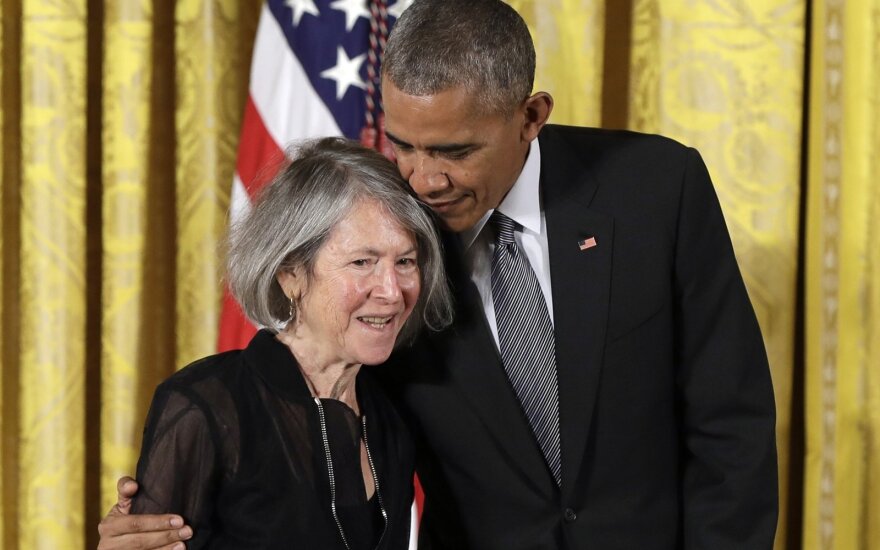 Louise Gluck, Barack Obama 2016 m. įteikiant Nacionalinį humanitarinį medalį