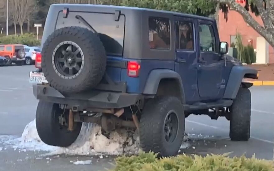 "Jeep Wrangler" užstrigo stovėjimo aikštelėje