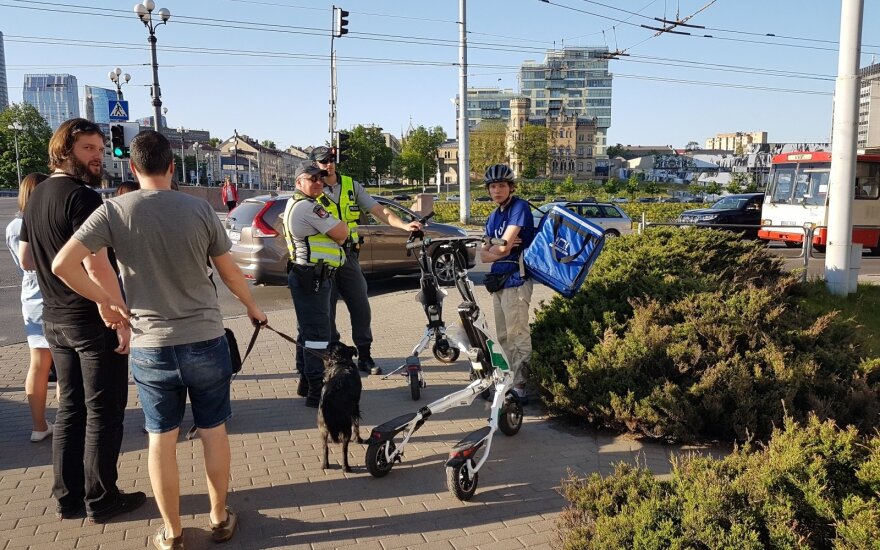 Maistą pristatinėjantis dviratininkas partrenkė jauną moterį ir sužalojo 2 metukų mergytę