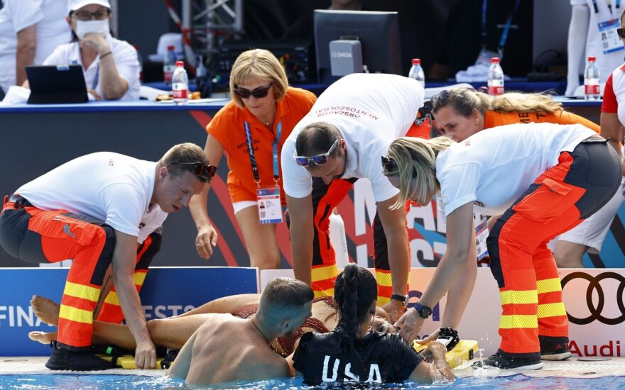 Nualpusią sportininkę iš Budapešto baseino dugno traukė trenerė: gelbėtojai nesureagavo