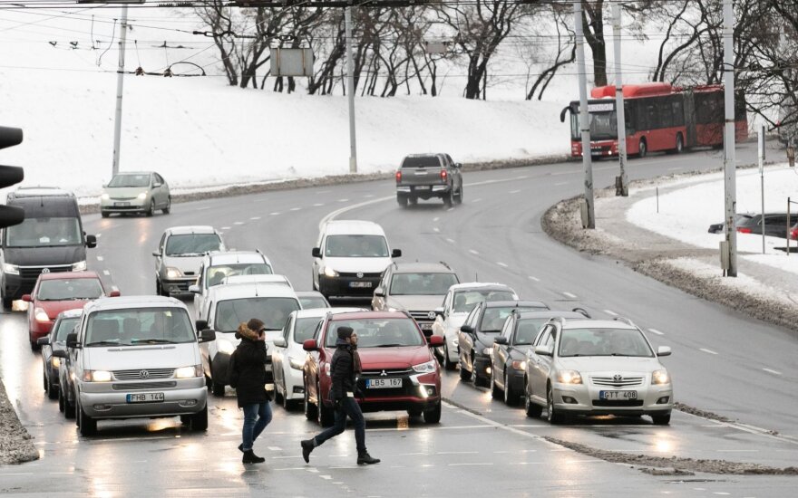 Seimas pritarė naujai išimčiai dėl automobilių taršos mokesčio