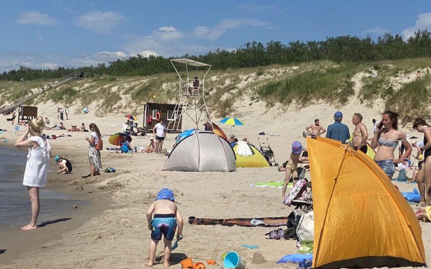 Gelbėtojai primena einant į paplūdimį nepamiršti vandens, kepuraitės, skėčio, mat per karščius padaugėja sveikatos problemų