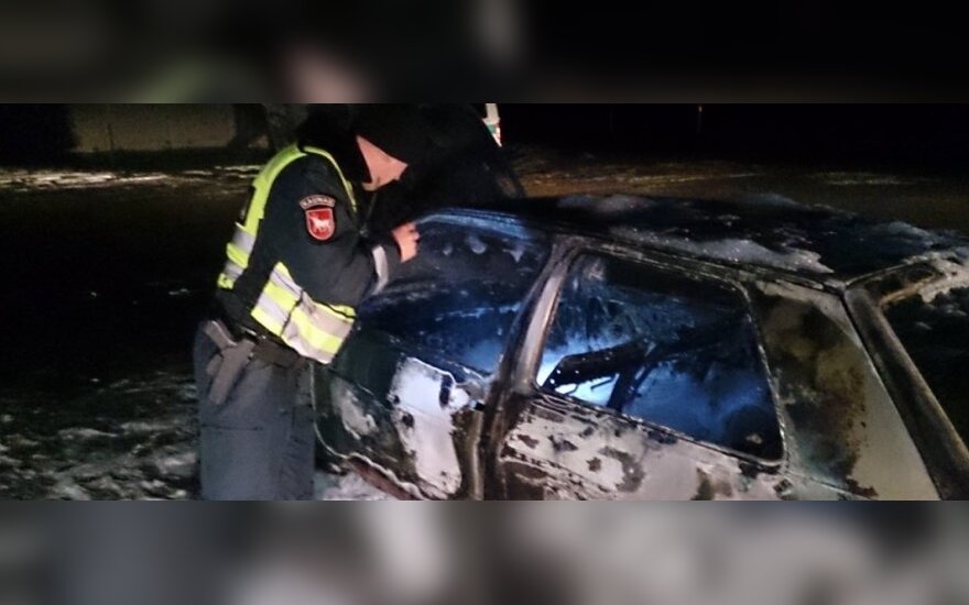 Kauno rajone žmones naktį pažadino gaistas, įtariama, kad automobilis sudegintas tyčia