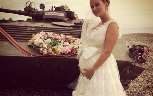 Семенович предстала в образе беременной невесты