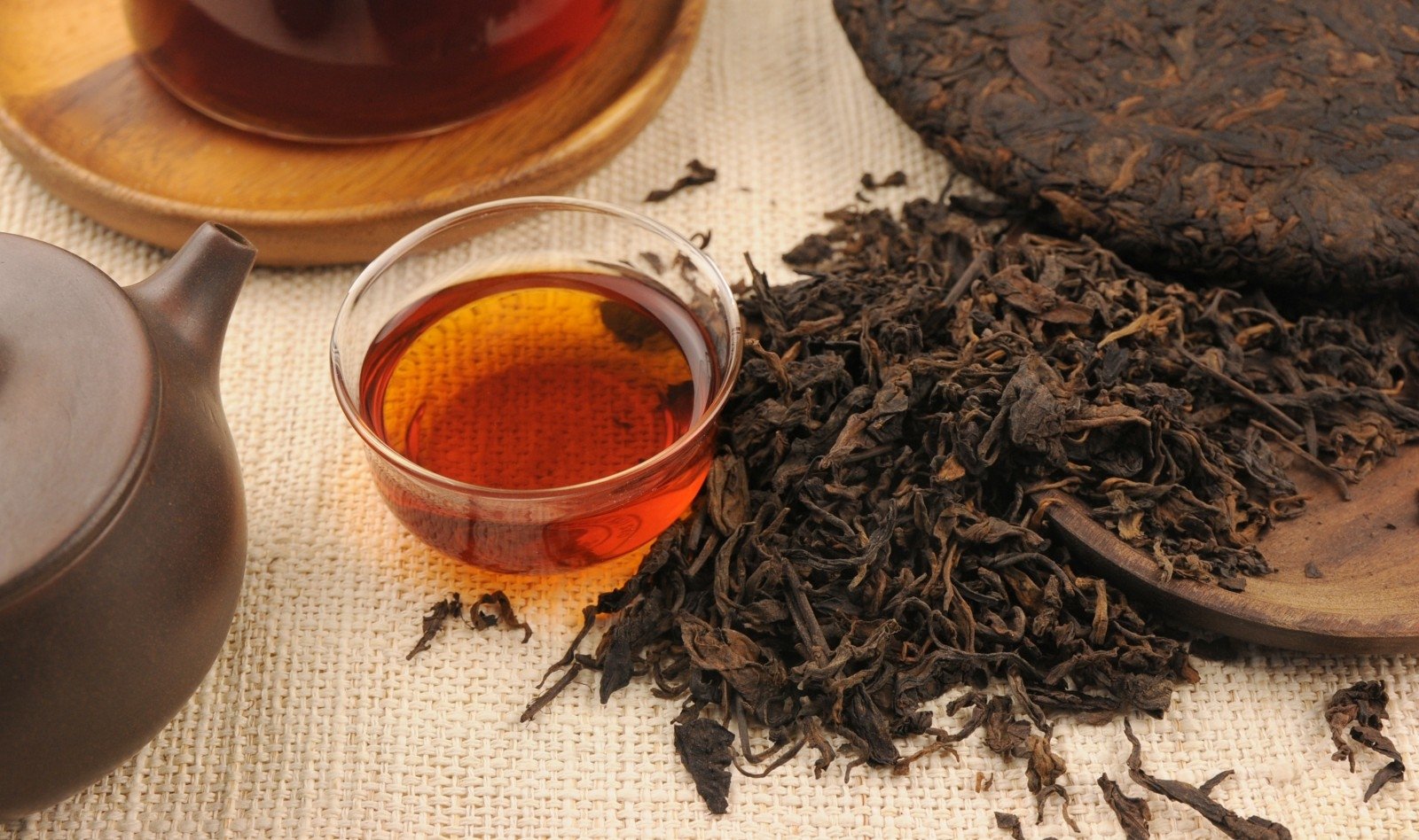 Вчерашний чай можно пить. Чай черный пуэр Шу. Шу пуэр темный чай. Черный чай заварка. Чай пуэр заварка.