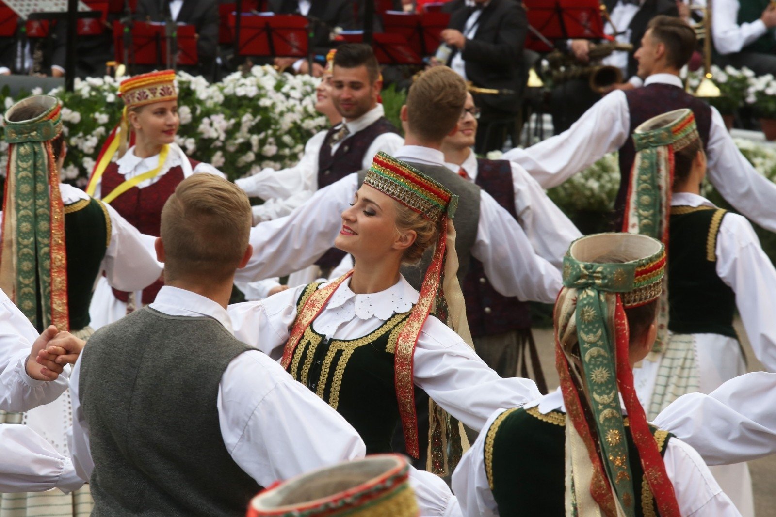 Какой праздник в литве. Песенный праздник Таллинн. Песенный фестиваль Эстония. Литовцы. Жители Литвы.