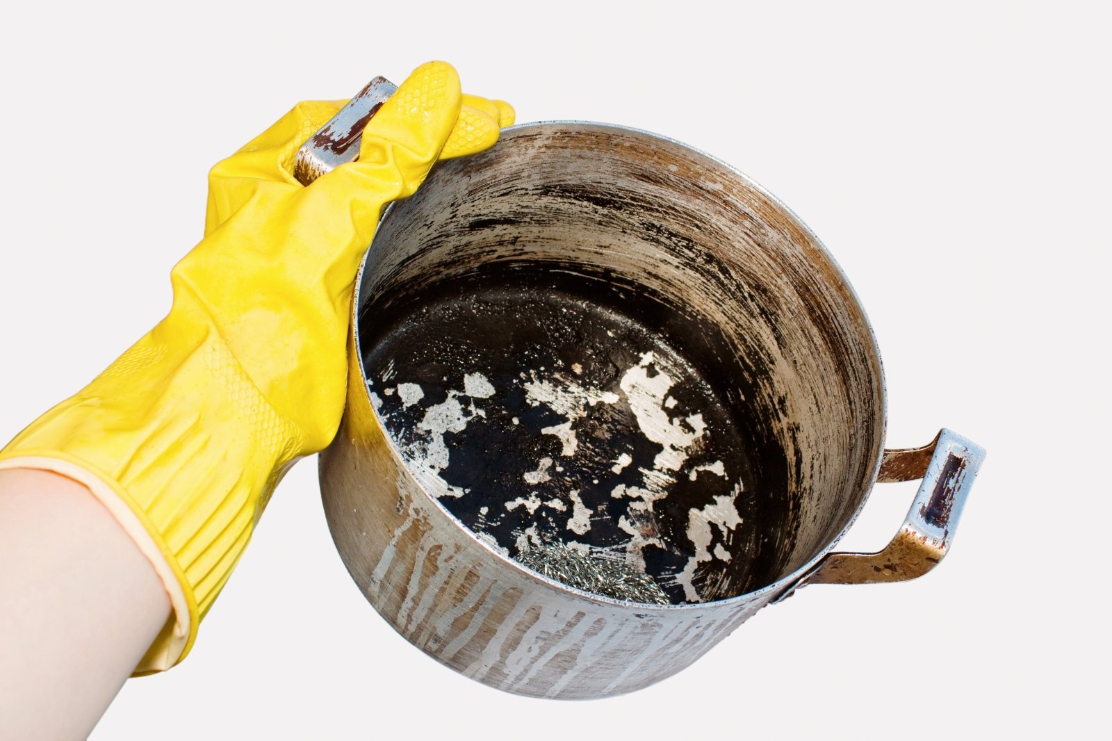 Praktiški virtuvės patarimai: būdai, kaip lengvai nuvalyti pridegusius ir keptuves - DELFI