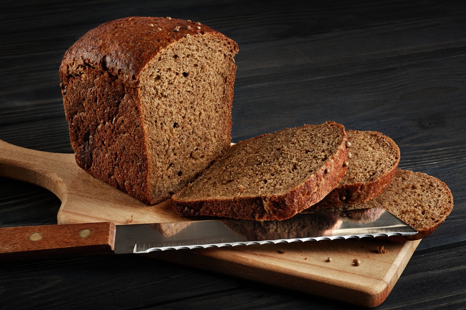 Производство ржаного хлеба. Черный хлеб Алексин. Темный хлеб. Ржаной хлеб. Черный ржаной хлеб.
