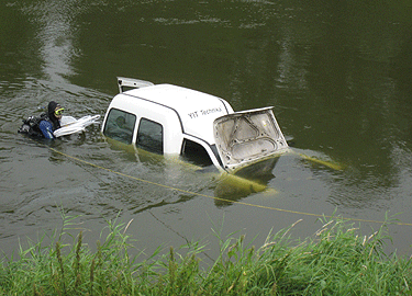 Į Nerį įlėkęs automobilis