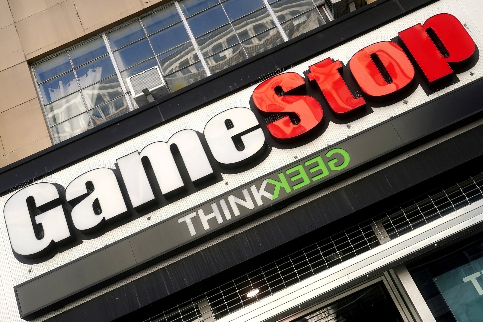 „GameStop“ akcijos stebina akcijų rinką