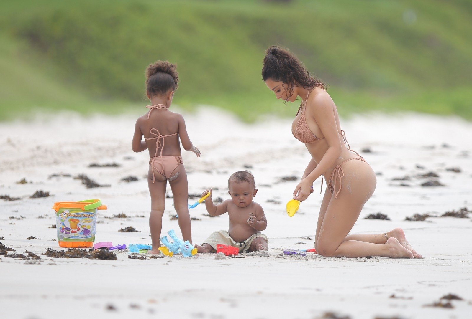 голая мама с ребенком на пляже (120) фото