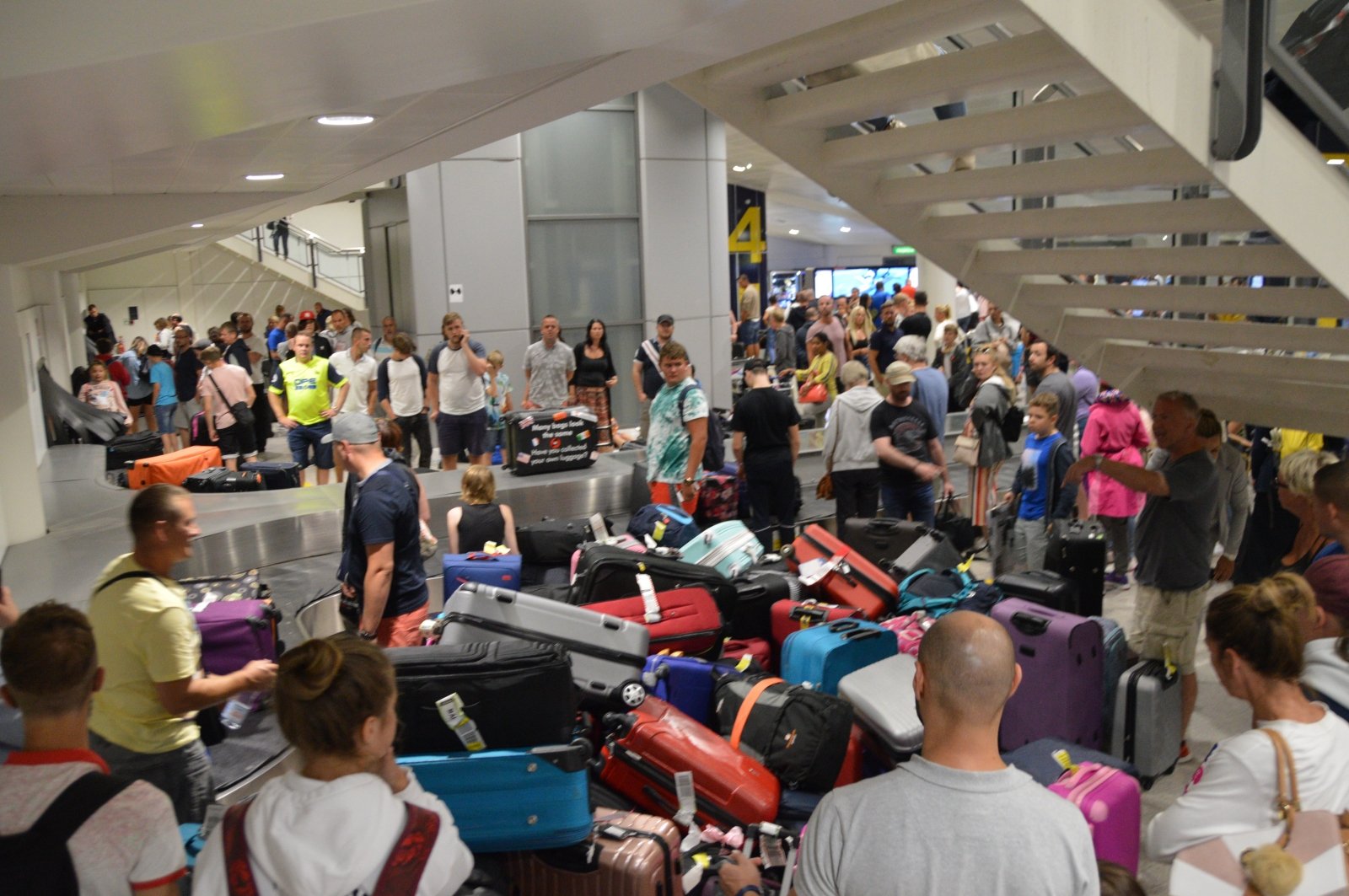 Il caos continua negli aeroporti: inviti a ricordare compensazioni e avvisi per il prossimo anno