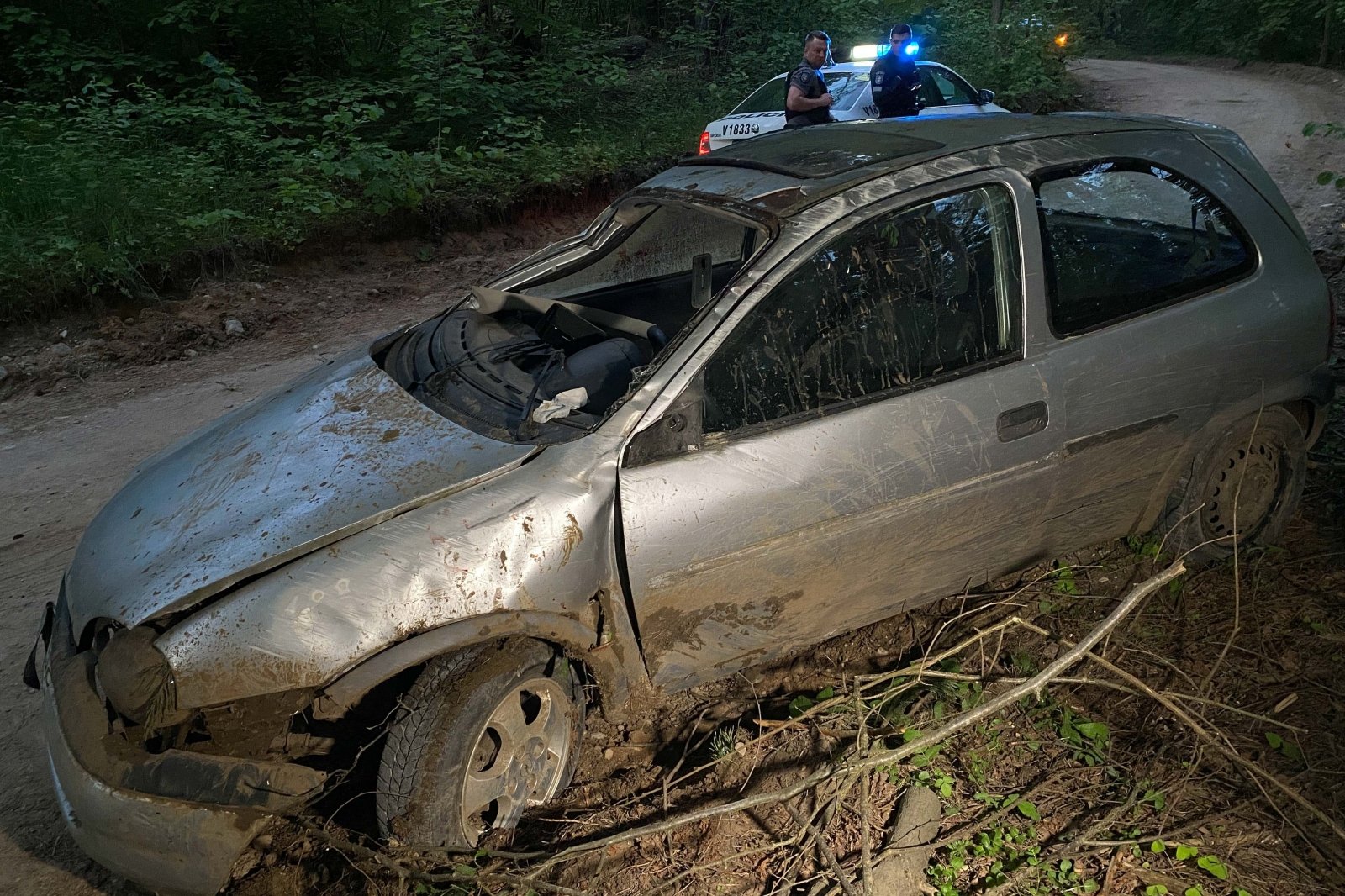 Opel approached and cut a tree near Vilnius, the condition of the 15-year-old is very difficult, he is being resuscitated