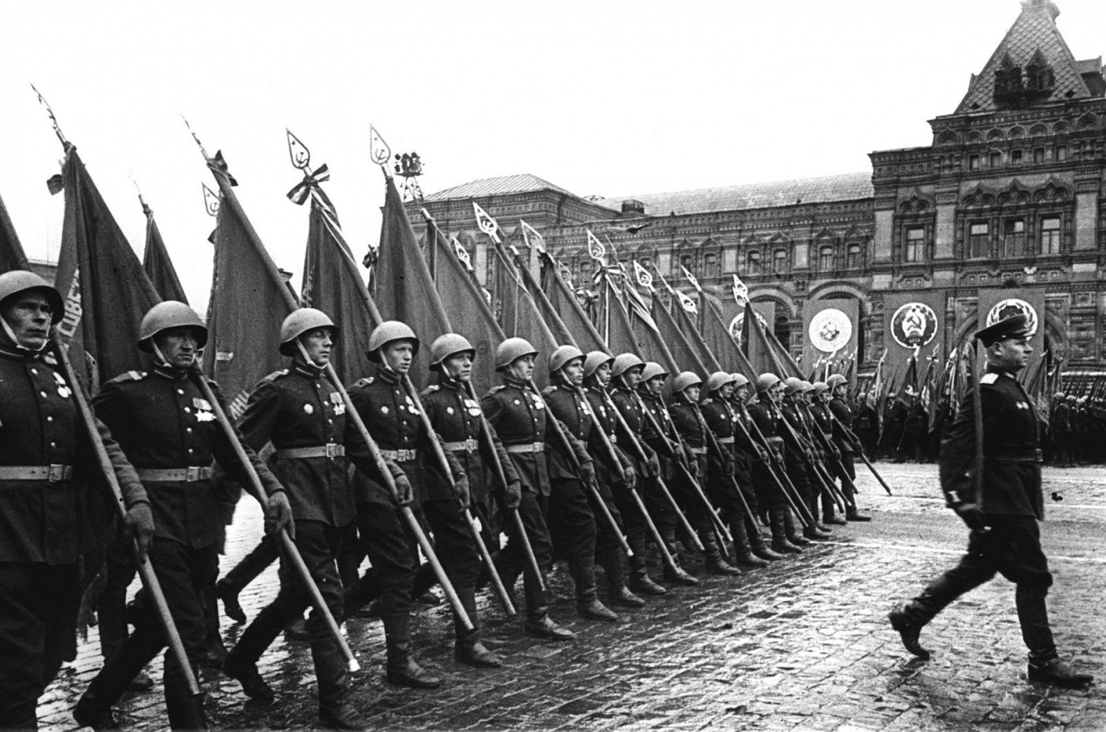 фашистские флаги на красной площади