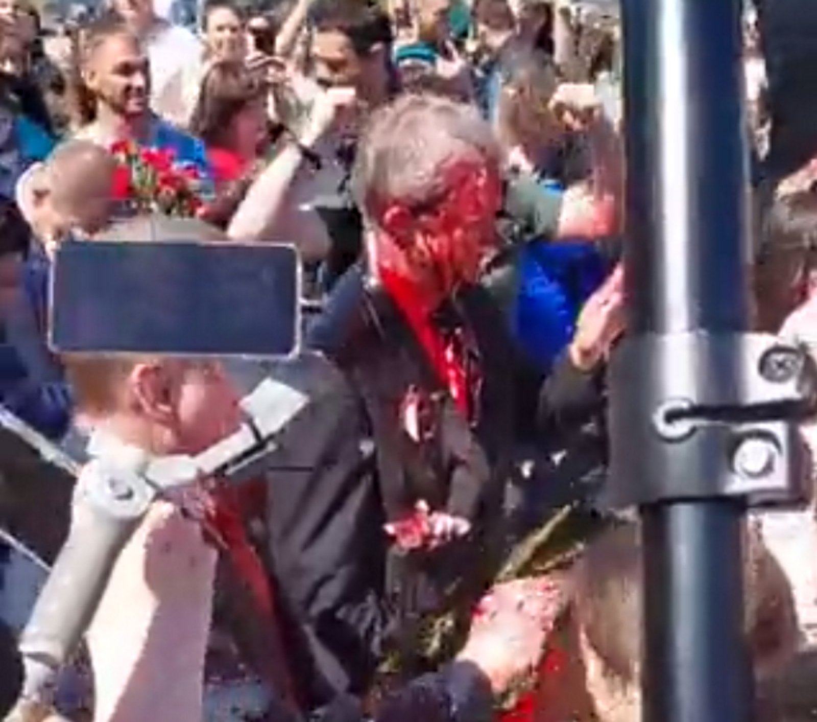 Ambasador Rosji w Polsce został pomalowany krwawą farbą