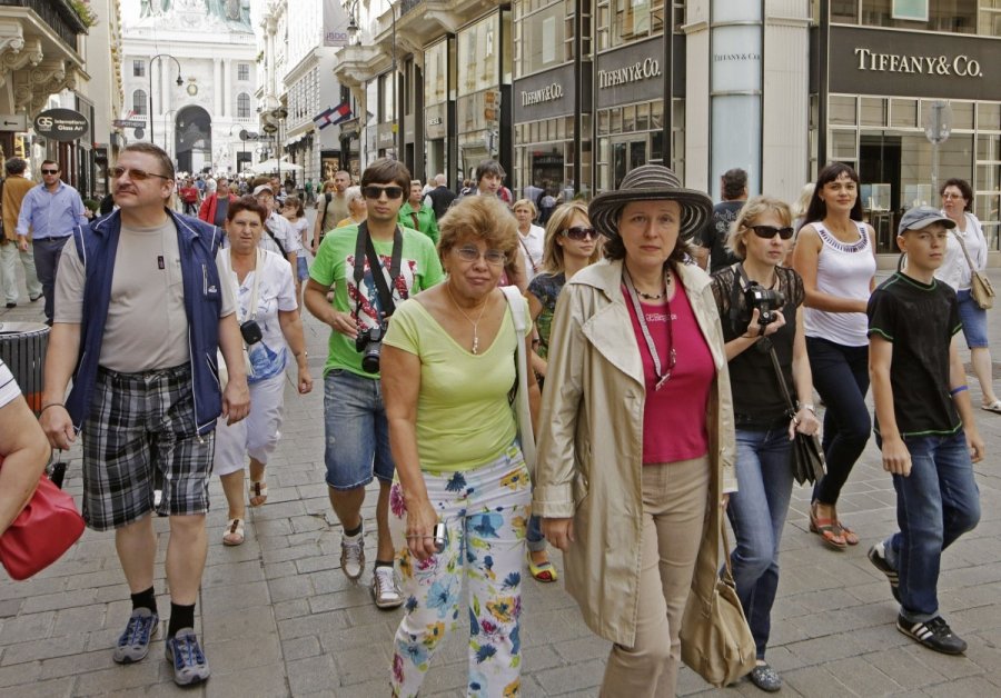 Группа европейских туристов хочет познакомиться с природой. Европа люди. Люди на улицах Европы. Европейцы на улицах. Российские туристы за рубежом.
