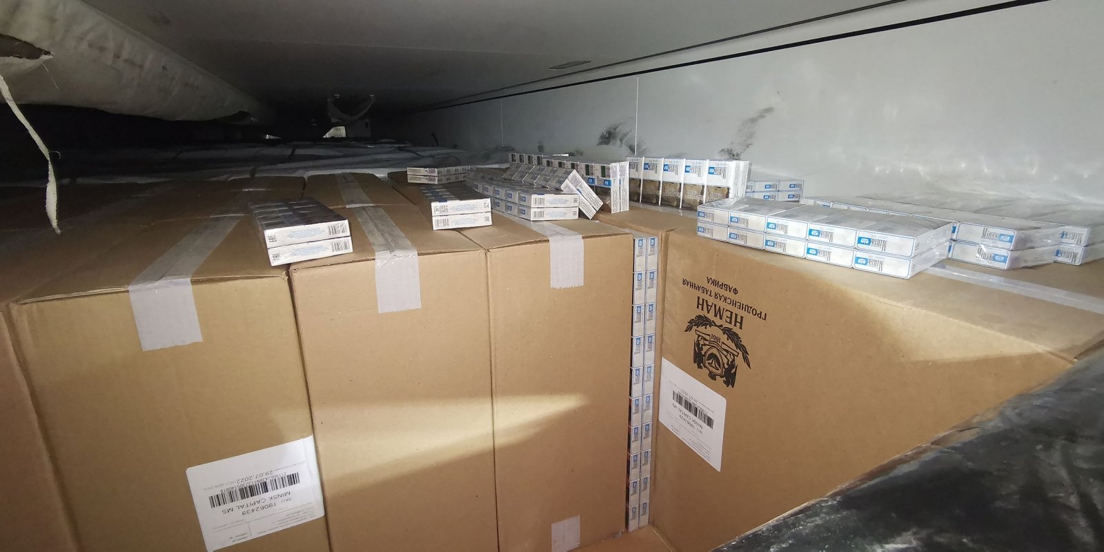 Šalčininkuose muitininkai sulaikė 1,5 mln. eurų vertės kontrabandą: 822 dėžės cigarečių slėptos bituminės dangos krovinyje