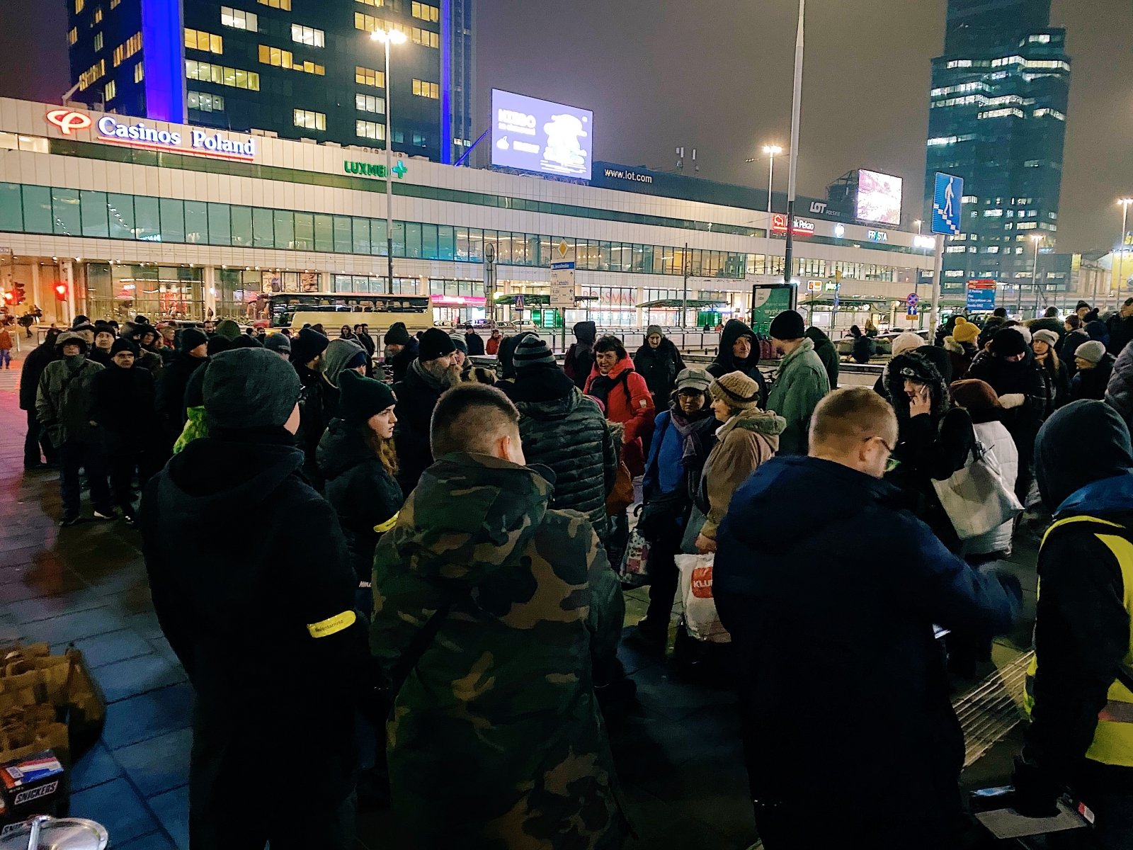 Jak wygląda Polska 2,5 miliona Ukraińców: długie kolejki w stolicy, walka o wolne mieszkania, korki