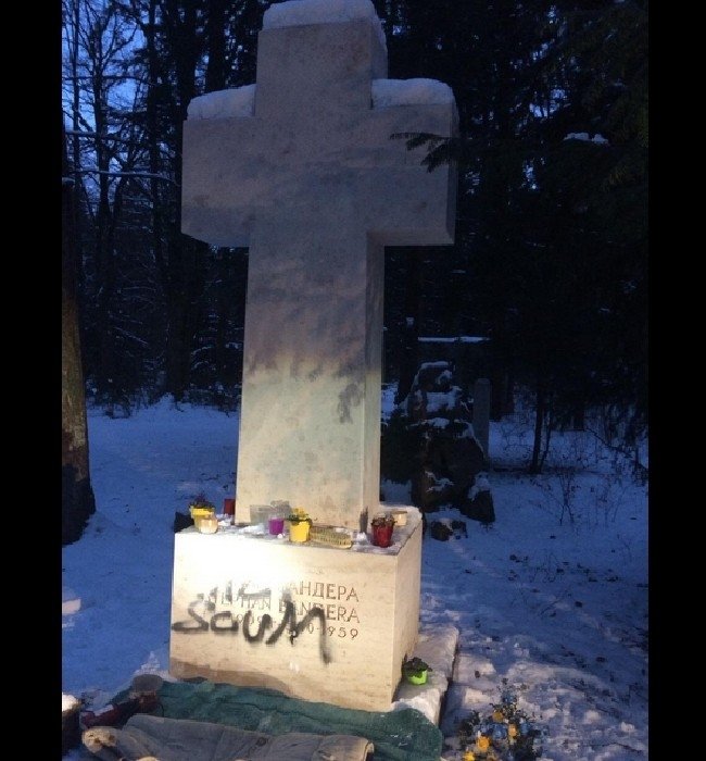 Мюнхен бандера. Могила Степана Бандеры. Могила Степана Бандеры фото. Памятник Бандере и крест сзади. Где находится могила Степана Бандеры.