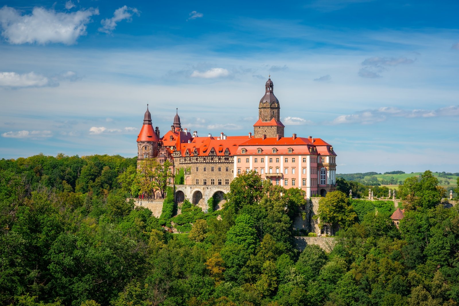 Pod ziemią, w piramidzie czy na zamku: najciekawsze hotele w Polsce