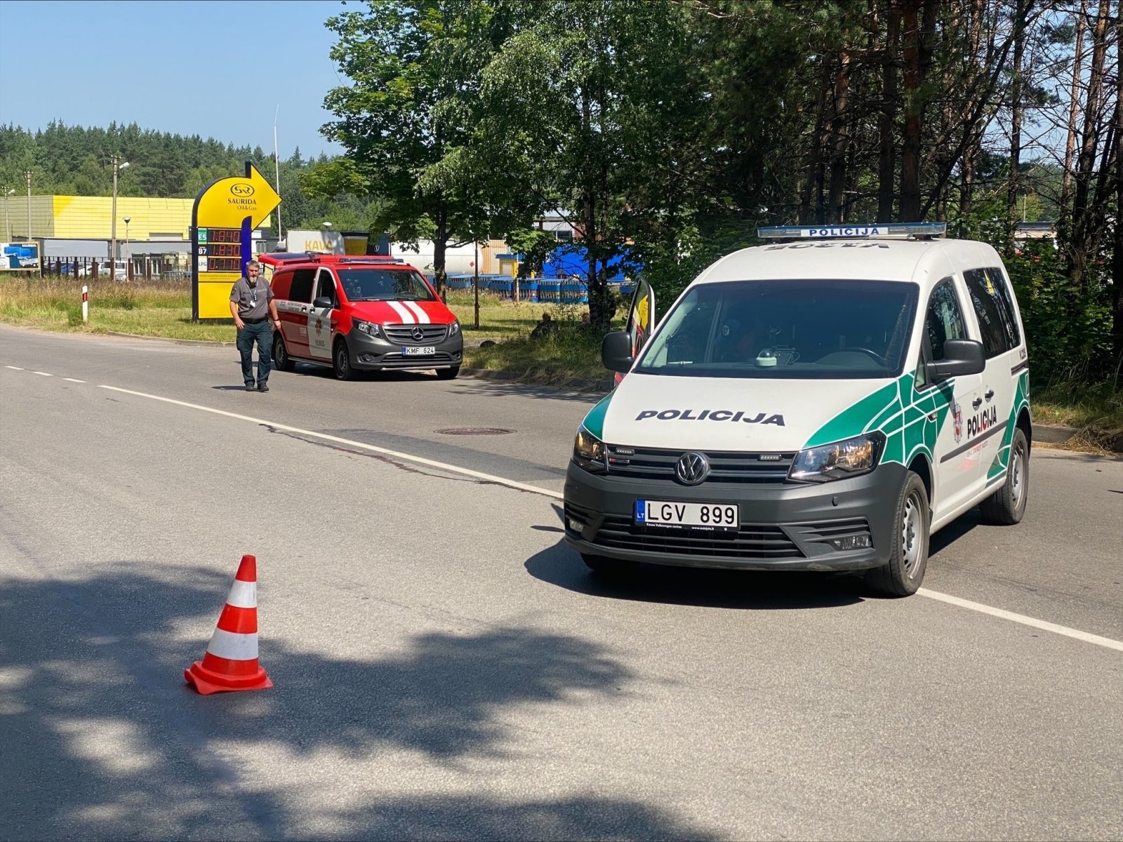 Degalinėje Vilniuje įvyko dujų nuotėkis: apsaugos zona plečiama – evakuojami žmonės 200 metrų spinduliu gedimo pašalinti nepavyko, eismas uždarytas